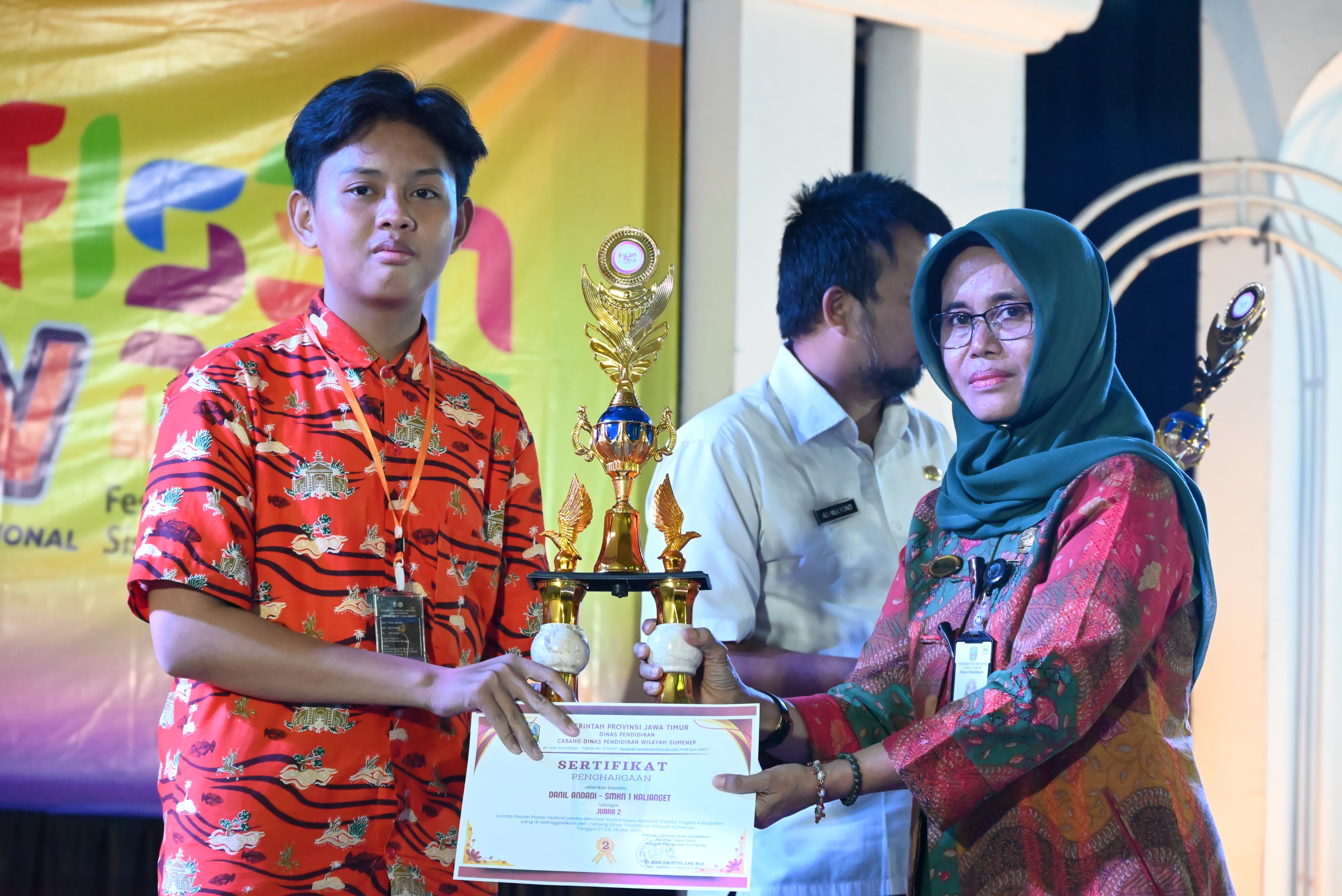 Danil Andadi menerima trofi